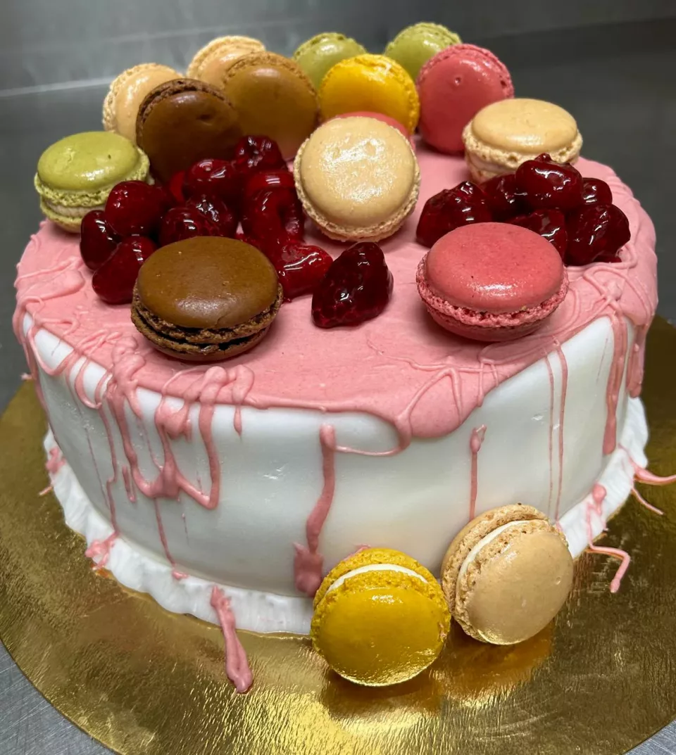 Drip-Torte mit Macarons & Kirschen – Konditorei Das Schokoladenmädchen Soltau