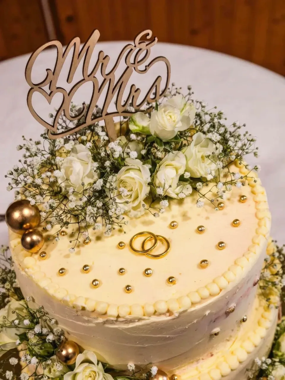 Hochzeitstorte mit Rosen & Mr. & Mrs. Topper – Konditorei Das Schokoladenmädchen Soltau