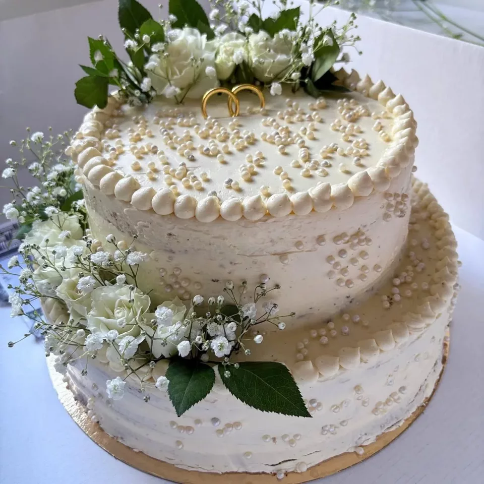 Zweistöckige Hochzeitstorte mit Rosen & Perlen – Konditorei Das Schokoladenmädchen Soltau