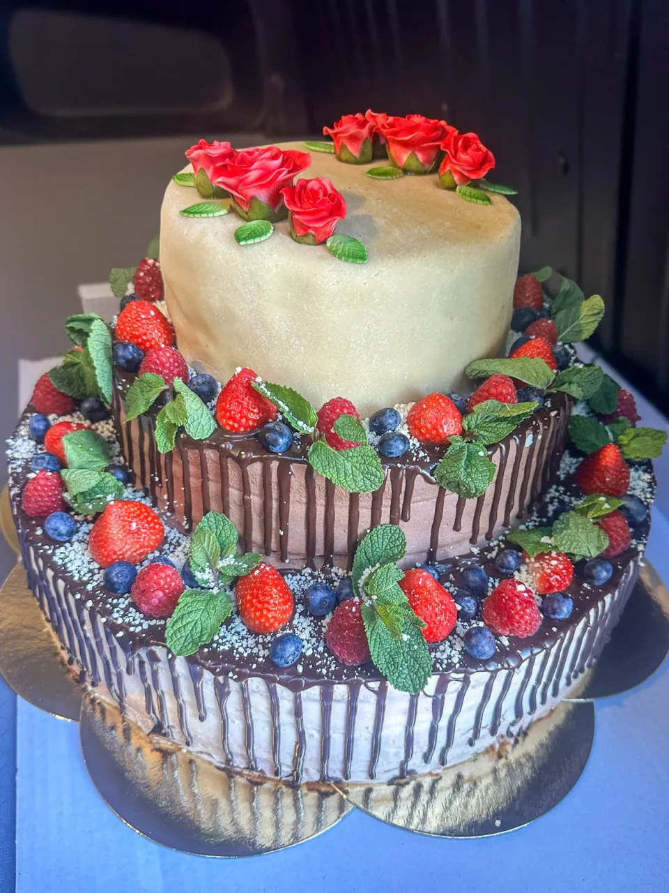 Dreistöckige Etagentorte mit Beeren & Rosen – Konditorei Das Schokoladenmädchen Soltau