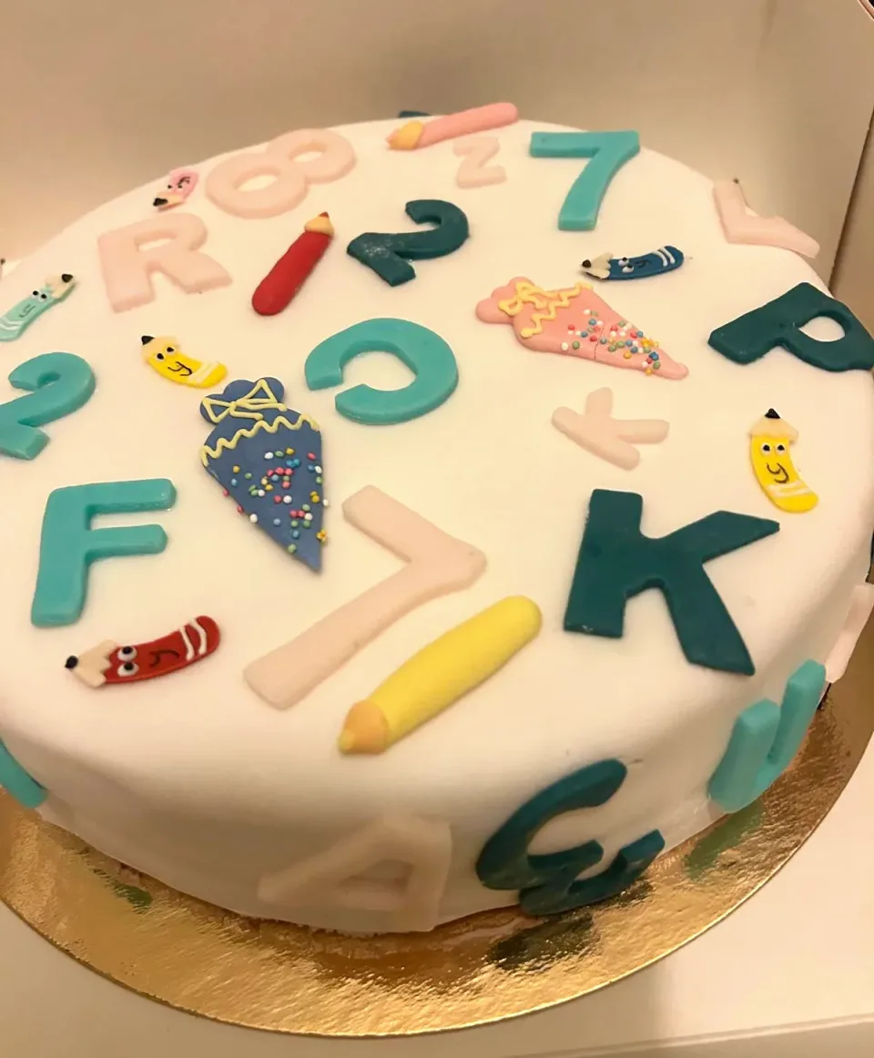 Einschulungstorte mit Buchstaben & Schultüten – Konditorei Das Schokoladenmädchen Soltau