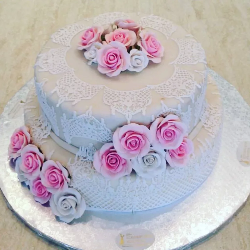 Zweistöckige Spitzen-Torte mit Rosen – Konditorei Das Schokoladenmädchen Soltau