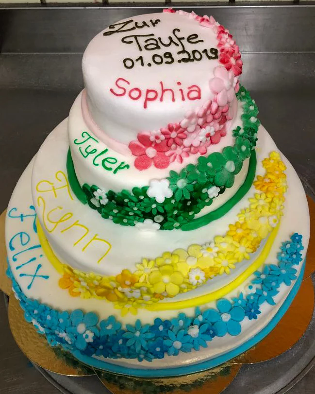 Dreistöckige Tauftorte mit bunten Blüten – Konditorei Das Schokoladenmädchen Soltau