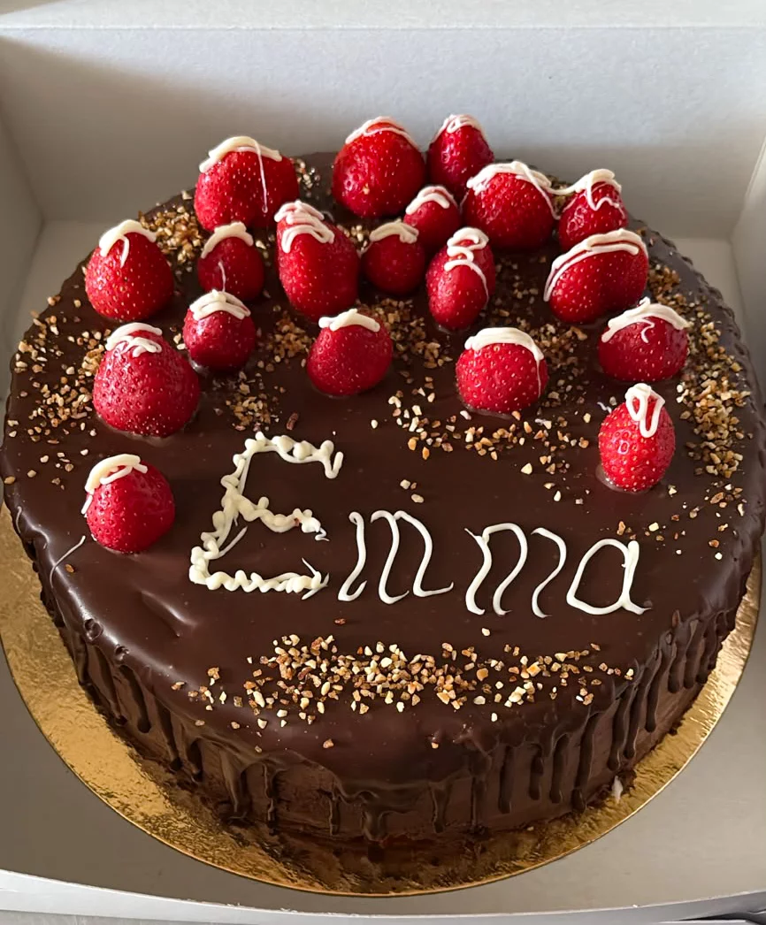 Schoko-Drip-Torte mit Erdbeeren & Schriftzug – Konditorei Das Schokoladenmädchen Soltau