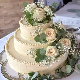 Dreist&ouml;ckige Hochzeitstorte mit Rosen und Eukalyptus