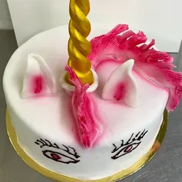 Einhorn-Torte mit goldenem Horn