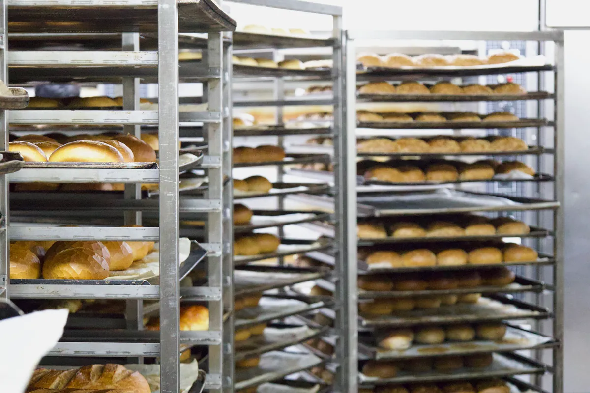 Stikkenwagen mit frisch gebackenem Brot in der Backstube &ndash; B&auml;ckerei Soltau
