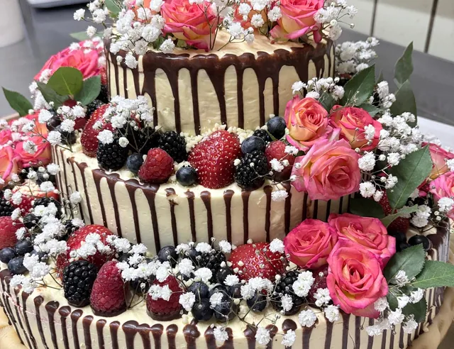Buttercremetorte mit Drip und Rosen aus der Konditorei Soltau — Basis für Motivtorten