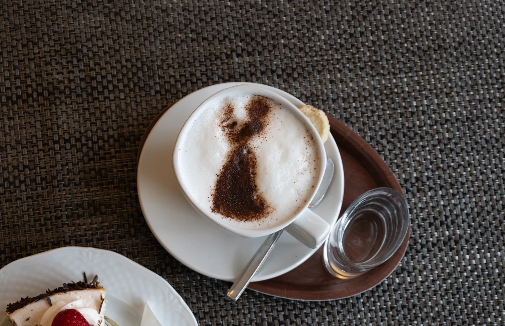 Cappuccino mit Schokoladenmädchen-Motiv im Café Soltau