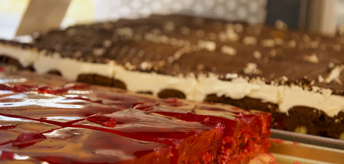 Blechkuchen in der Auslage der Konditorei in Soltau