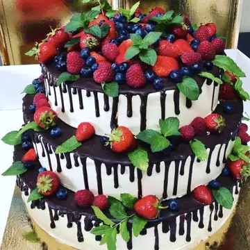 Mehrstöckige Beeren-Drip-Torte
