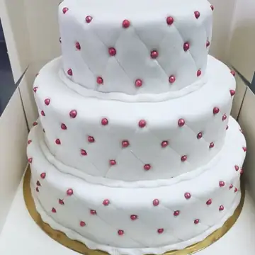 Dreistöckige Torte mit Perlen-Dekor