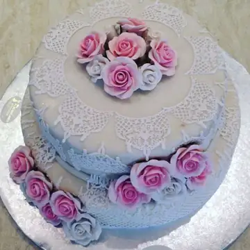 Torte mit Spitzendesign und Rosen