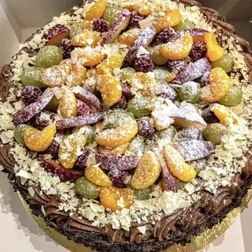 Schokoladentorte mit frischen Früchten