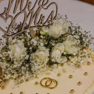 Hochzeitstorte mit „Mr & Mrs“-Topper