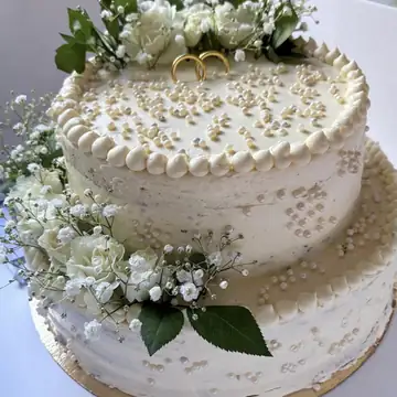 Zweistöckige Hochzeitstorte mit Ringen