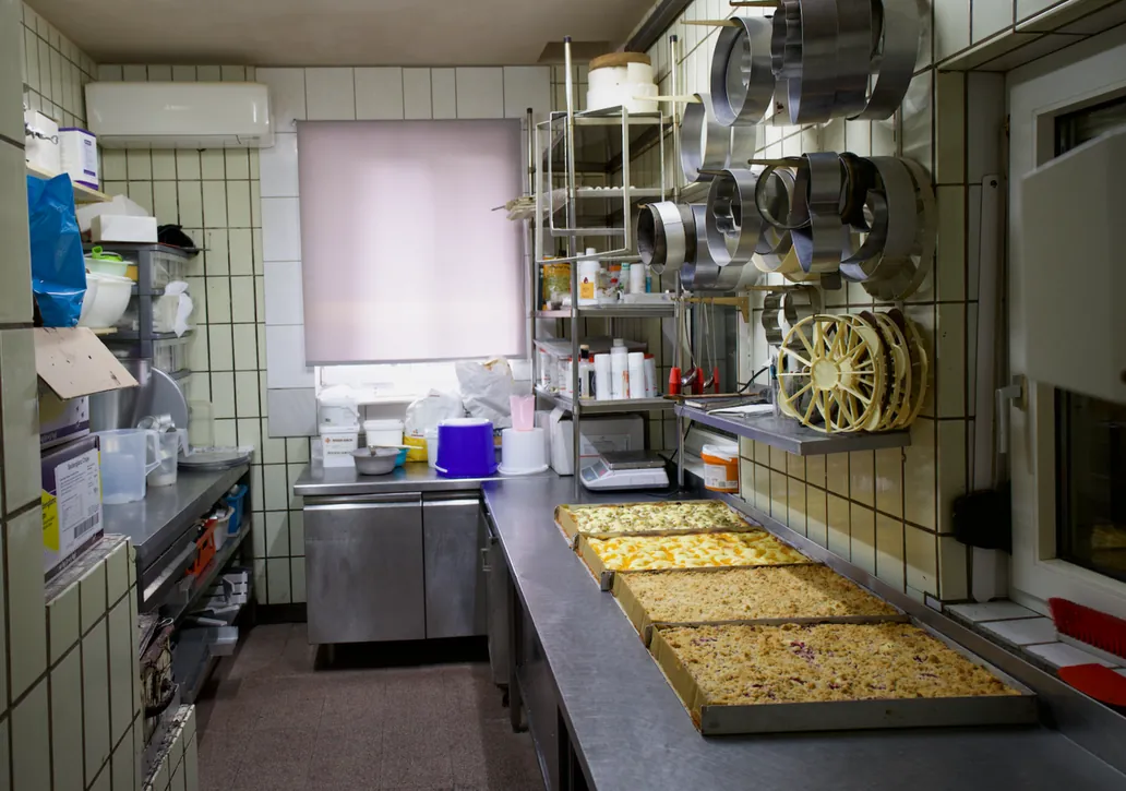 Konditorei-Backstube mit Blechkuchen und Tortenringen &ndash; Soltau