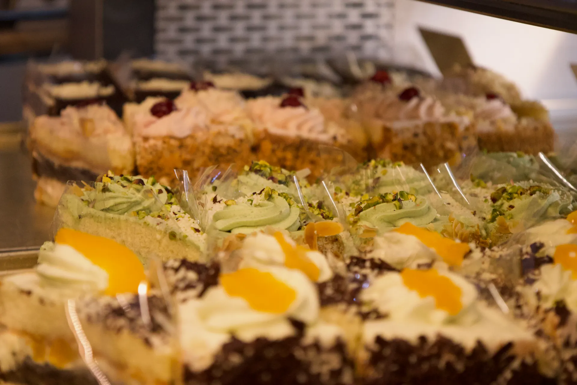 Theke mit frischen Sahnetorten im Café Soltau