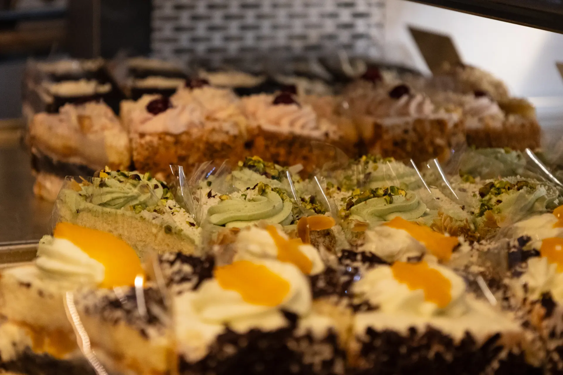 Kuchentheke mit frischen Schnitten und Torten im Café Soltau