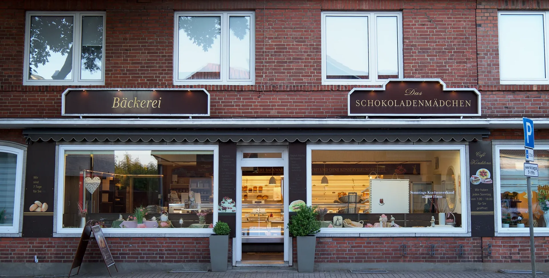 Ladenfassade von Das Schokoladenmädchen am Abend – Bäckerei, Konditorei und Café in Soltau