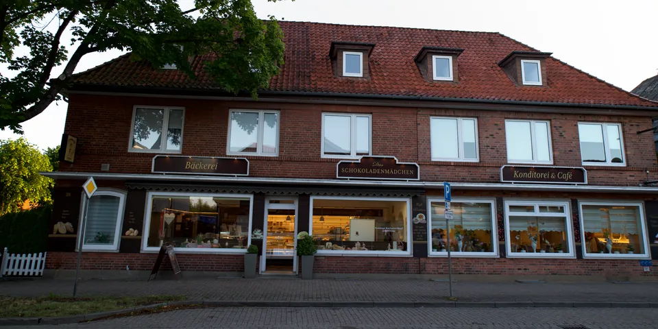 Das Haus an der Lüneburger Straße 29 in Soltau am Abend: links die Bäckerei, rechts Konditorei und Café