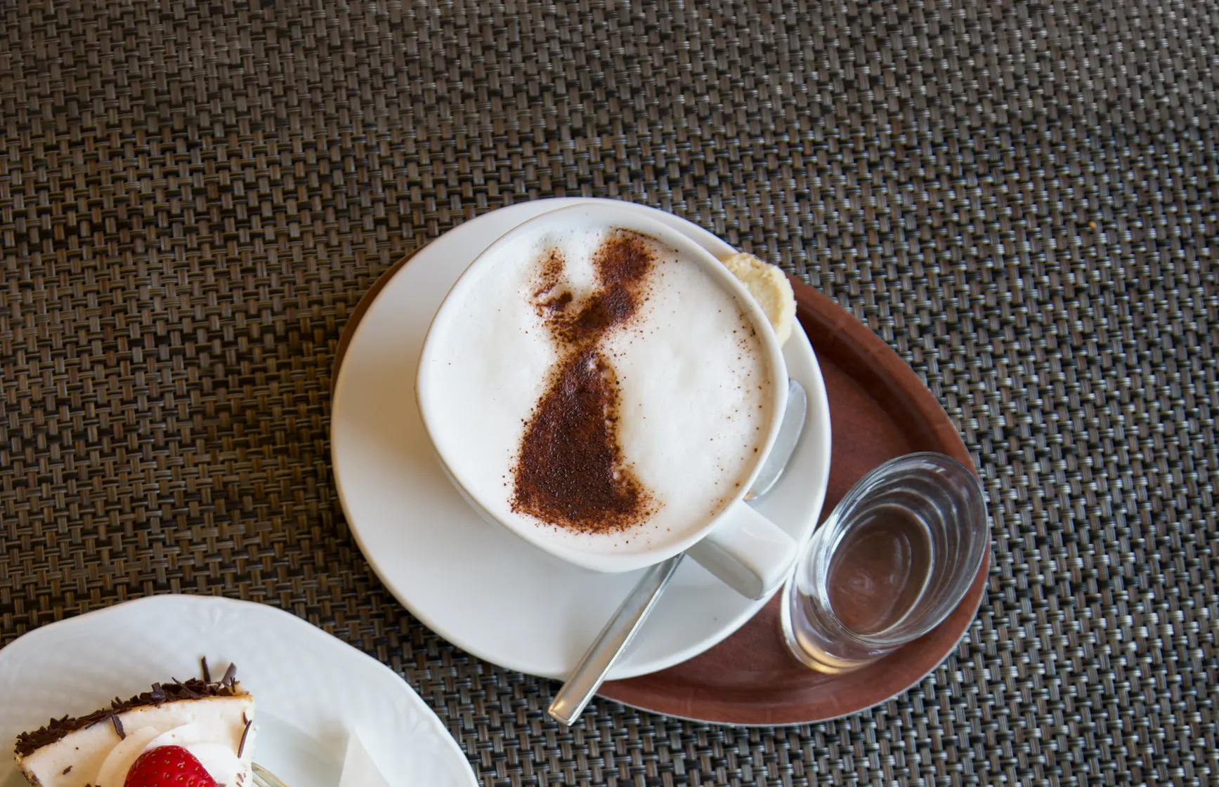 Latte Macchiato mit Schokoladenmädchen-Motiv im Milchschaum – Café Soltau