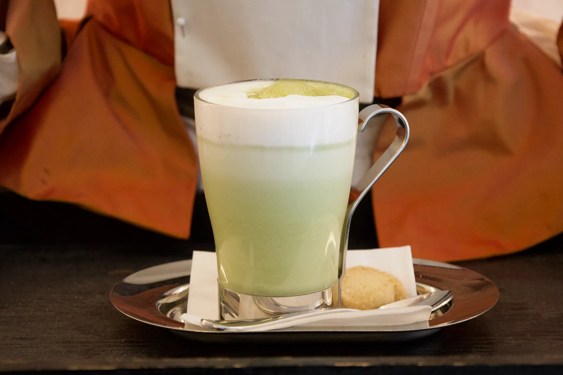 Matcha Latte auf Silbertablett – Café Das Schokoladenmädchen Soltau
