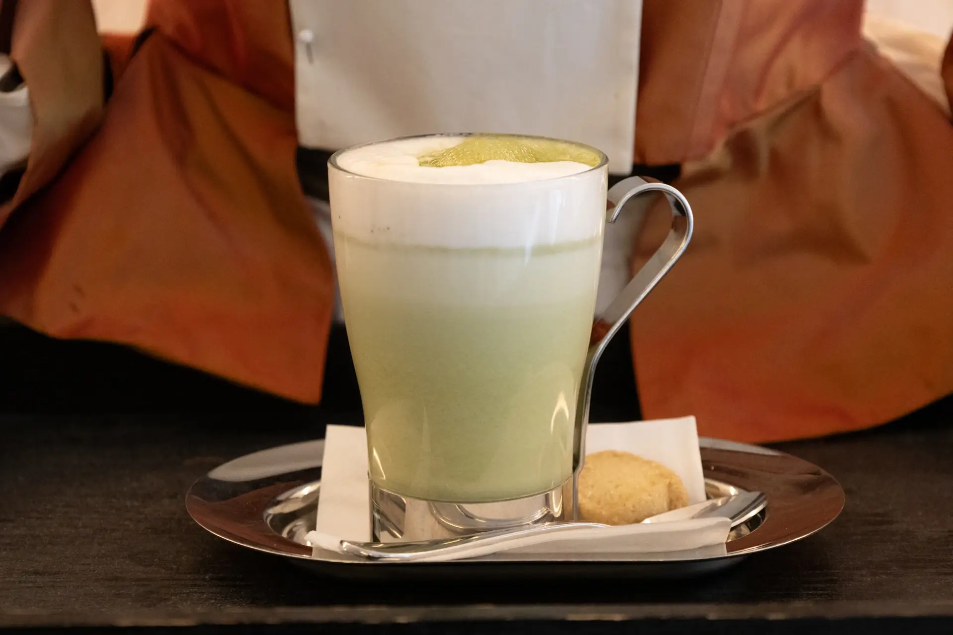 Matcha Latte auf Silbertablett – Café Das Schokoladenmädchen Soltau