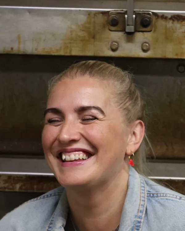 Melli in der Backstube vor dem Etagenofen