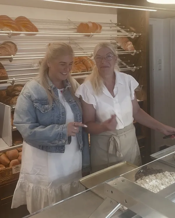 Melli und Silke hinter der Brottheke des Schokoladenmädchens