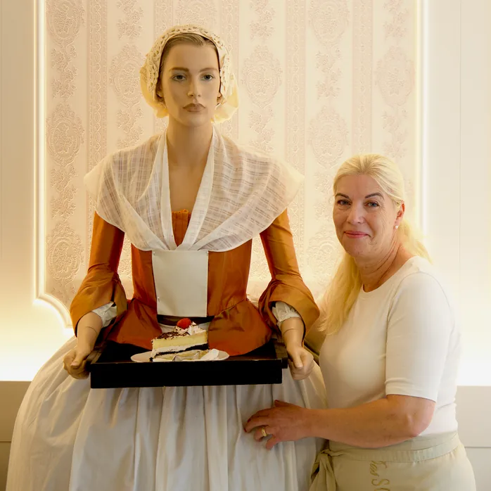 Silke Scharpak-Schaaban, Konditormeisterin und Inhaberin, in ihrem Caf&eacute; in Soltau