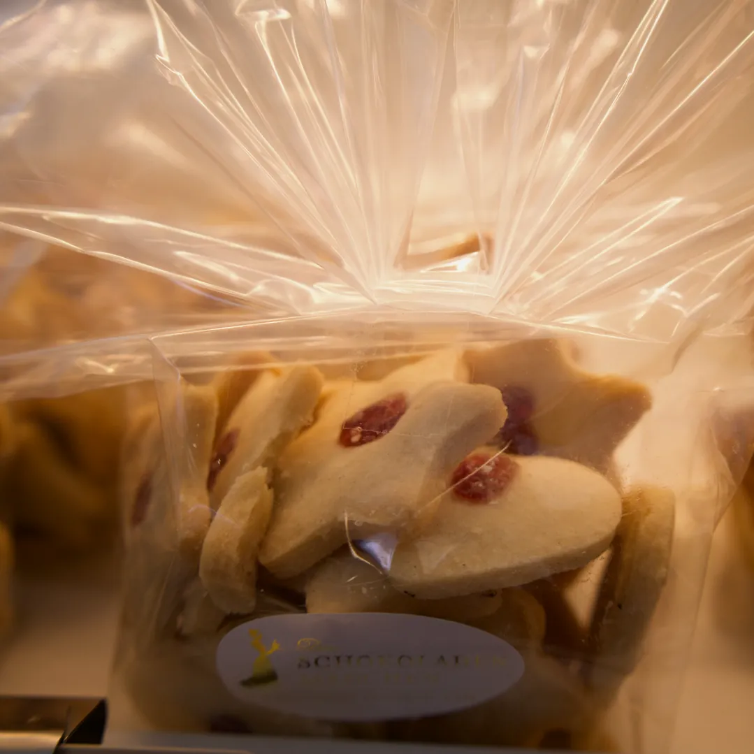 Mürbeteigkekse aus eigener Herstellung, abgepackt zum Mitnehmen